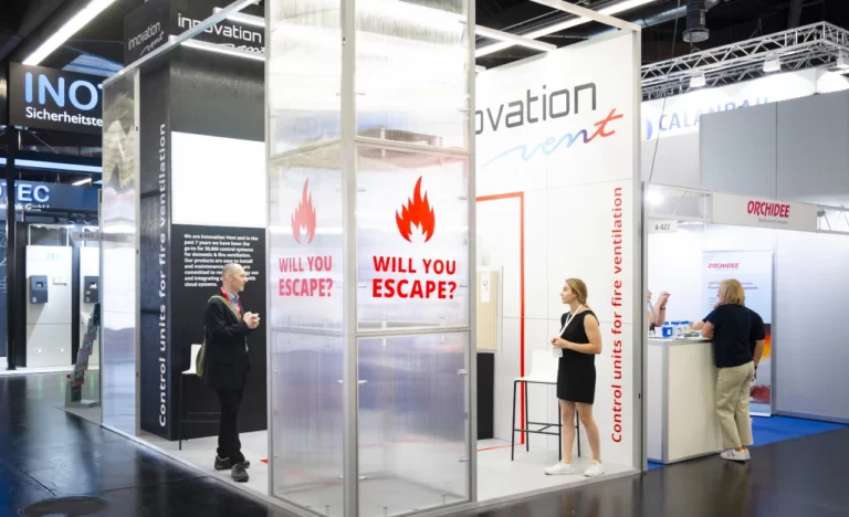 Stanowisko Innovation Vent n symulatorem napowietrzania dróg ewakuacyjnych na targach FeuerTrutz 2023